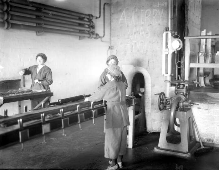 Pressing and packing cordite, HM Factory Gretna, 1918
