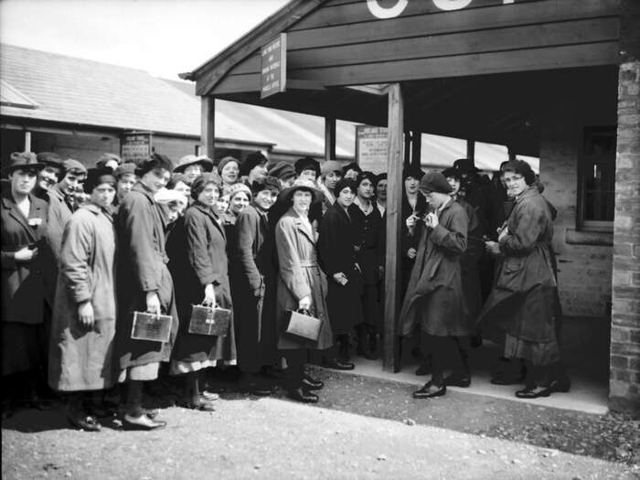 Workers at checking in point, HM Factory Gretna, 1918