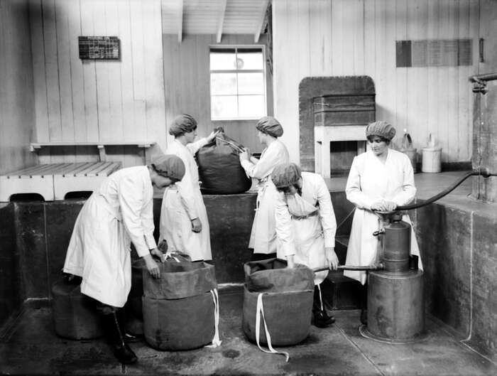 Pouring on nitroglycerine, HM Factory Gretna, 1918