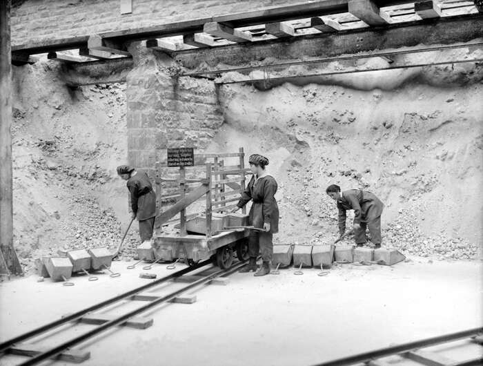 Loading sulphur, HM Factory Gretna, 1918