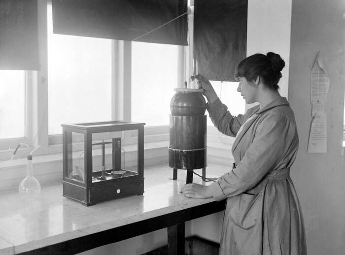 Testing for cordite, HM Factory Gretna, 1918