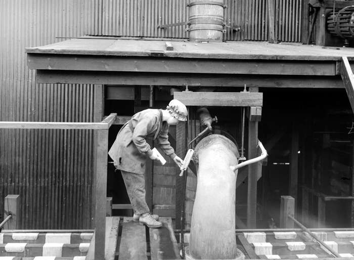 Checking pressures, HM Factory Gretna, 1918