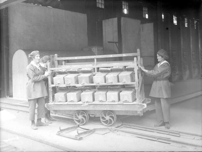 Transporting sulphur, HM Factory Gretna, 1918
