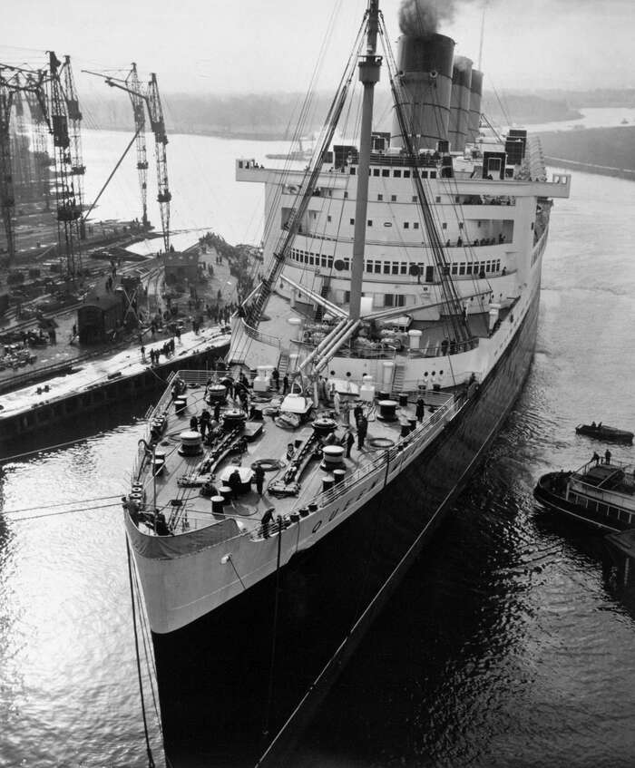 The Cunard Line ocean liner RMS Queen Mary leaving Clydebank Dock