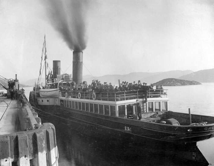 A paddle steamer at Kyle of Lochalsh pier about to sail to Skye