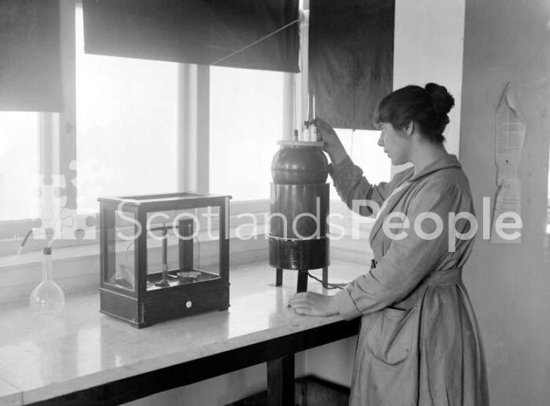 Testing for cordite, HM Factory Gretna, 1918