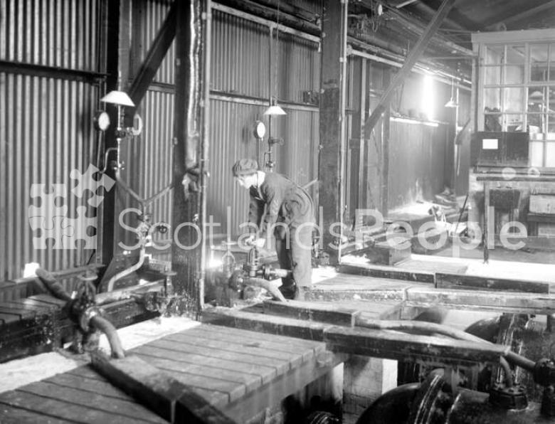 Operating valves, HM Factory Gretna, 1918
