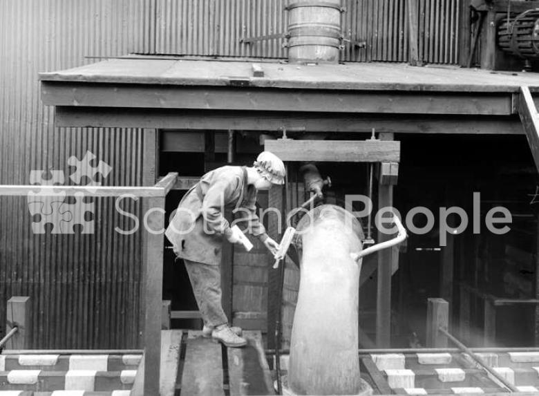 Checking pressures, HM Factory Gretna, 1918