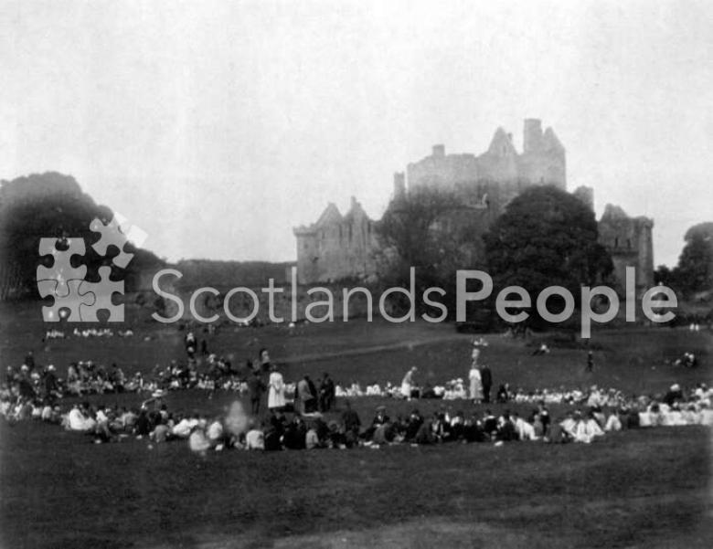 Sunday school picnic at Craigmillar Castle, Edinburgh, 1920