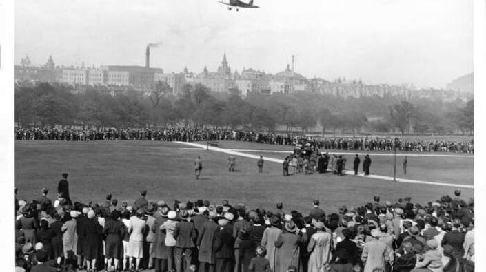 Edinburgh crowds watching flight of Tiger Moth, c 1944