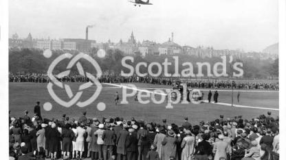 Edinburgh crowds watching flight of Tiger Moth, c 1944 Edinburgh crowds watching flight of Tiger Moth, c 1944