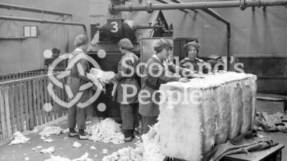 Cotton waste bale breakers, HM Factory Gretna, 1918