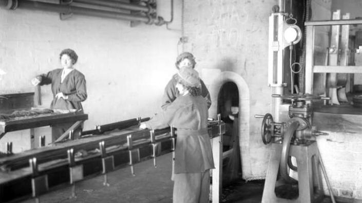 Pressing and packing cordite, HM Factory Gretna, 1918