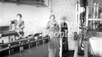 Pressing and packing cordite, HM Factory Gretna, 1918 Pressing and packing cordite, HM Factory Gretna, 1918