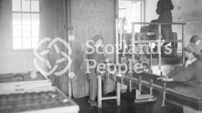 Pressing and packing cordite, HM Factory Gretna, 1918 Pressing and packing cordite, HM Factory Gretna, 1918