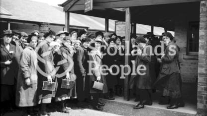 Workers at checking in point, HM Factory Gretna, 1918 Workers at checking in point, HM Factory Gretna, 1918