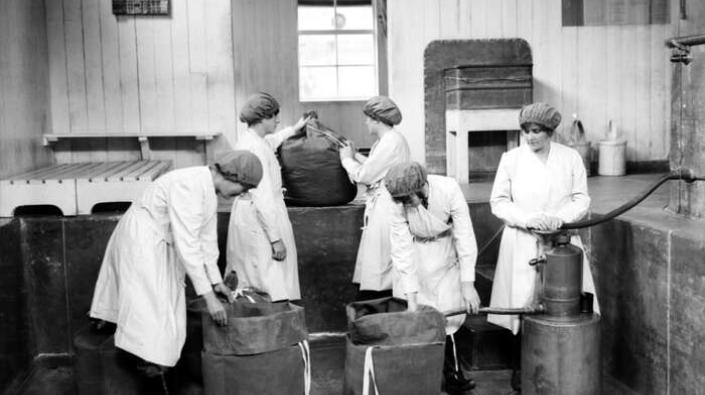Pouring on nitroglycerine, HM Factory Gretna, 1918
