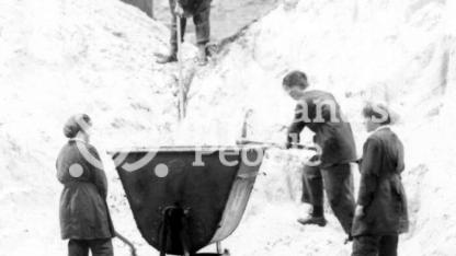 Loading sulphur, HM Factory Gretna, 1918 Loading sulphur, HM Factory Gretna, 1918