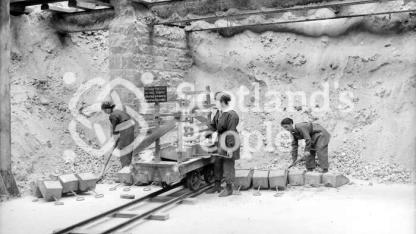 Loading sulphur, HM Factory Gretna, 1918 Loading sulphur, HM Factory Gretna, 1918