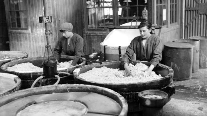 Unloading cordite, HM Factory Gretna, 1918