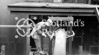 Checking pressures, HM Factory Gretna, 1918 Checking pressures, HM Factory Gretna, 1918