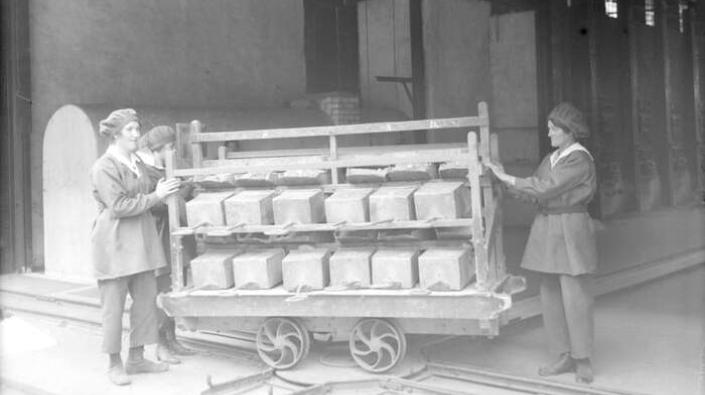 Transporting sulphur, HM Factory Gretna, 1918
