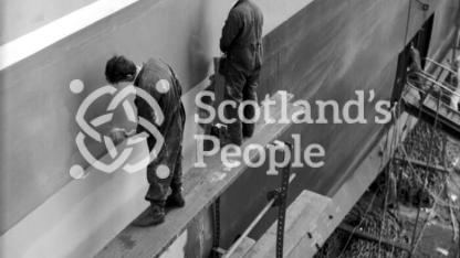 Painting Queen Elizabeth 2, Clydebank, 1967 Painting Queen Elizabeth 2, Clydebank, 1967