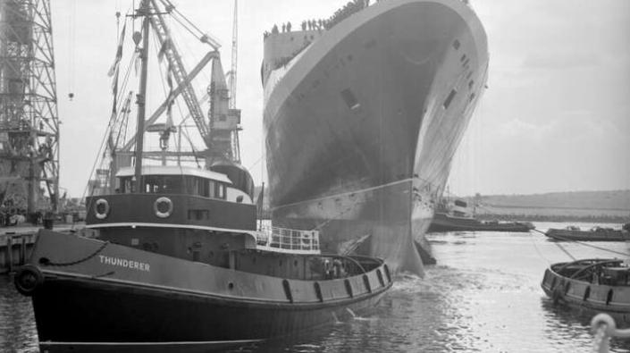 RMS Queen Elizabeth 2 docking, Clydebank