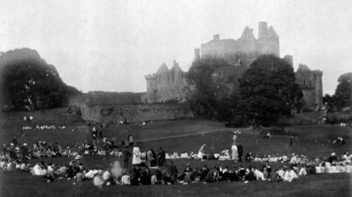 Sunday school picnic at Craigmillar Castle, Edinburgh, 1920