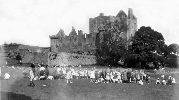 Sunday school races at Craigmillar Castle, Edinburgh, 1920