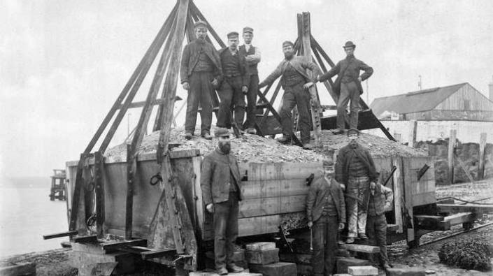 Forth Bridge workers on mooring block, 1885
