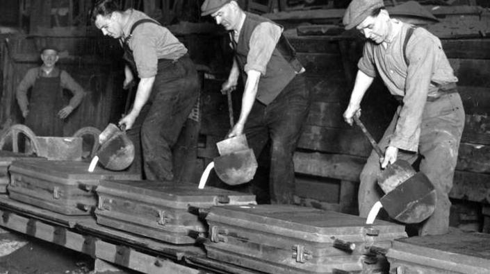 Filling moulds at Carron Works, 20th century
