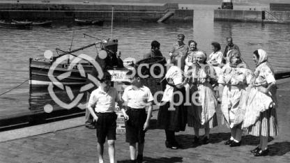 Newhaven fisherwomen's choir, mid-20th century Newhaven fisherwomen's choir, mid-20th century