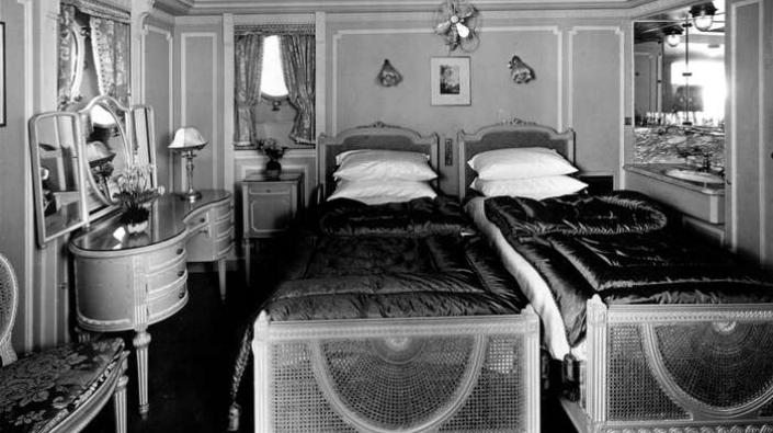 Blue Star Line ocean liner SS Avila Star: en-suite room: bedroom