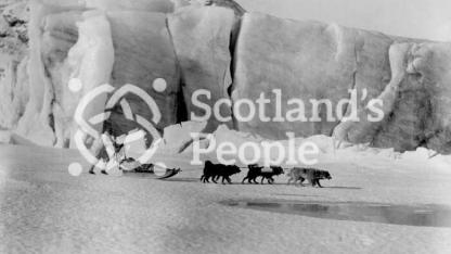 The Arctic explorer Martin Lindsay with huskies and sledge, 1930-1931 The Arctic explorer Martin Lindsay with huskies and sledge, 1930-1931