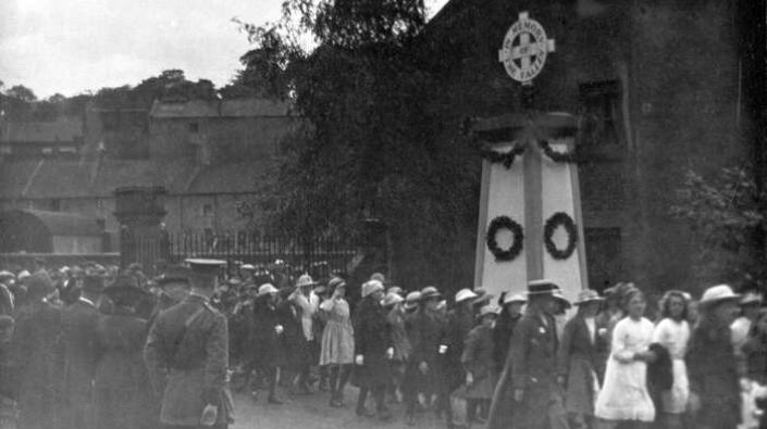 Schoolchildren at Linlithgow War Memorial, c 1920