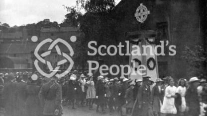 Schoolchildren at Linlithgow War Memorial, c 1920 Schoolchildren at Linlithgow War Memorial, c 1920