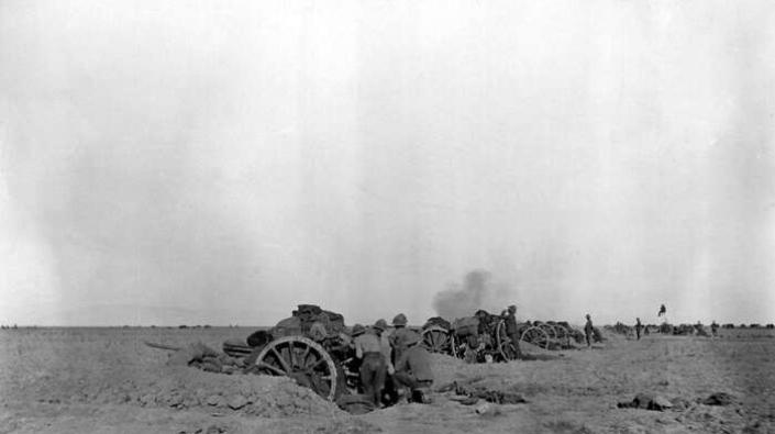 Royal Field Artillery battery in action in Mesopotamia, c 1917