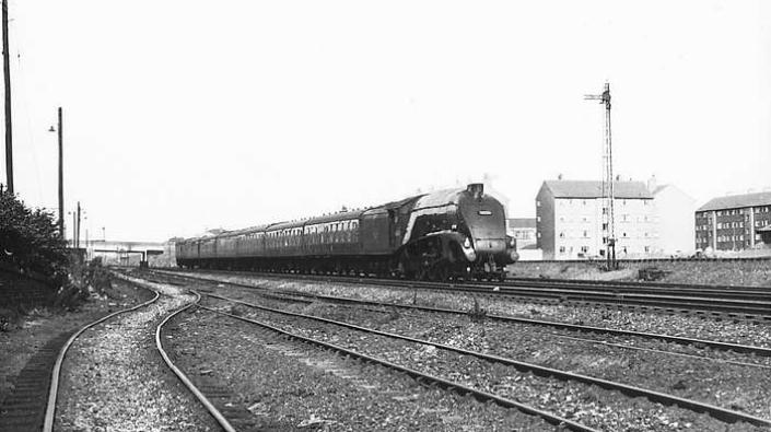 LNER Gresley A4 Streamlined Pacific Class 4-6-2 Locomotive, BR No.60024 \"Kingfisher\"