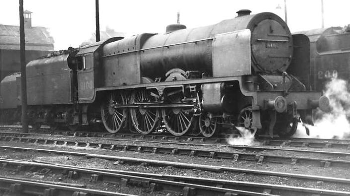LMS Royal Scot Class 4-6-0 Locomotive No.6105 \"Cameron Highlander\"