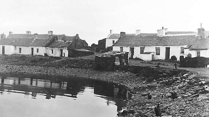 Shore and houses at Ellenabeich