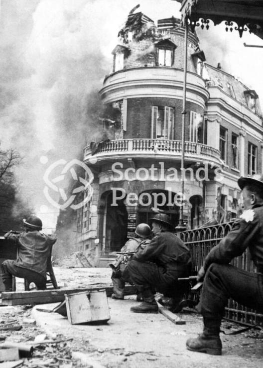 British soldiers advancing through Aarnhem, 1944 British soldiers advancing through Aarnhem, 1944