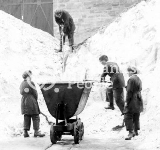 Loading sulphur, HM Factory Gretna, 1918 Loading sulphur, HM Factory Gretna, 1918