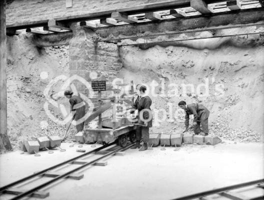 Loading sulphur, HM Factory Gretna, 1918 Loading sulphur, HM Factory Gretna, 1918