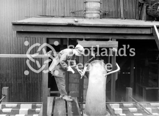 Checking pressures, HM Factory Gretna, 1918 Checking pressures, HM Factory Gretna, 1918