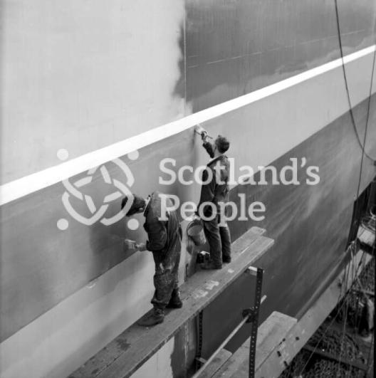 Painting Queen Elizabeth 2, Clydebank, 1967 Painting Queen Elizabeth 2, Clydebank, 1967