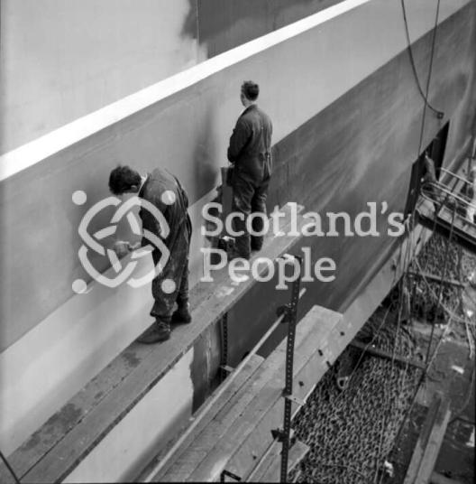 Painting Queen Elizabeth 2, Clydebank, 1967 Painting Queen Elizabeth 2, Clydebank, 1967
