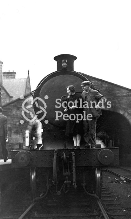 Couple on front footplate of locomotive, 1943 Couple on front footplate of locomotive, 1943