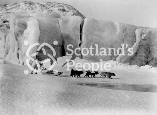 The Arctic explorer Martin Lindsay with huskies and sledge, 1930-1931 The Arctic explorer Martin Lindsay with huskies and sledge, 1930-1931