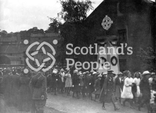 Schoolchildren at Linlithgow War Memorial, c 1920 Schoolchildren at Linlithgow War Memorial, c 1920